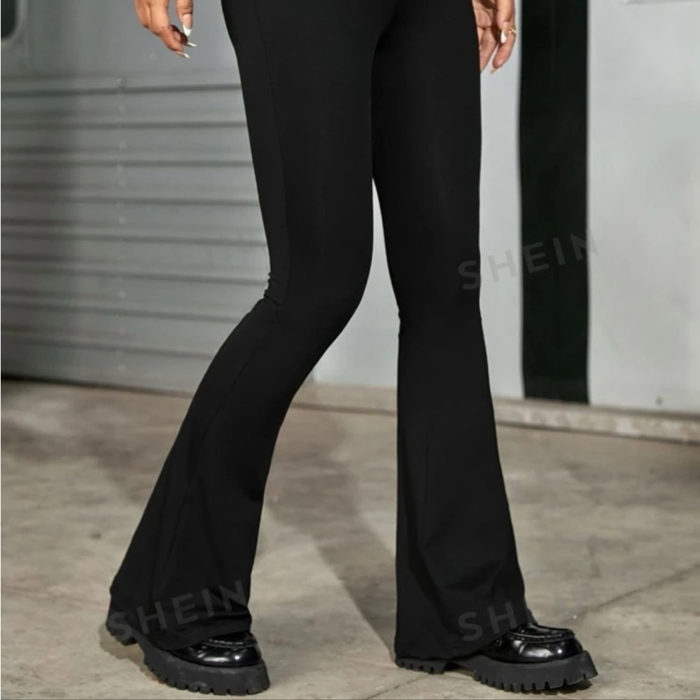 LOW RISE RUCHED V-WAIST RUCHED FLARE LIGHT MATERIAL PANTS LEGGINGS - Picture 3 of 6